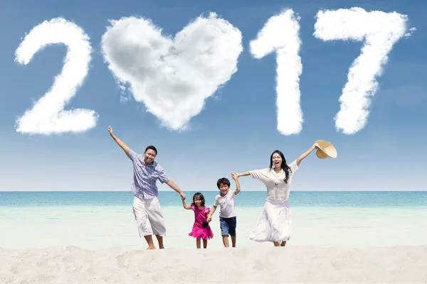 Fröhliche Familienläufe an der Küste mit 2017 — Stockfoto