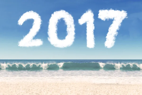 Nube en forma de número 2017 en la playa — Foto de Stock