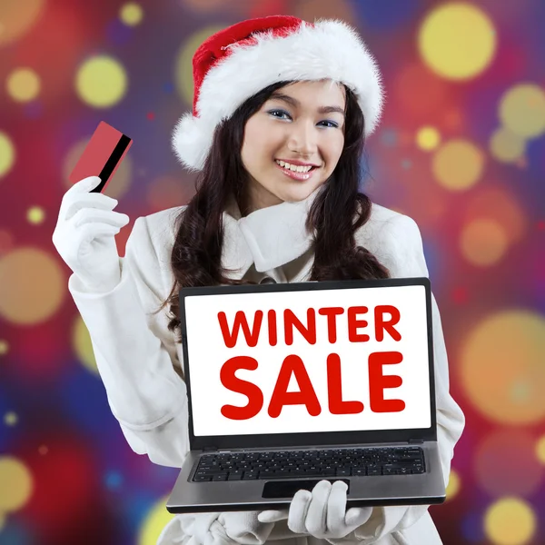 Ragazza shopping online con uno sfondo di Natale — Foto Stock