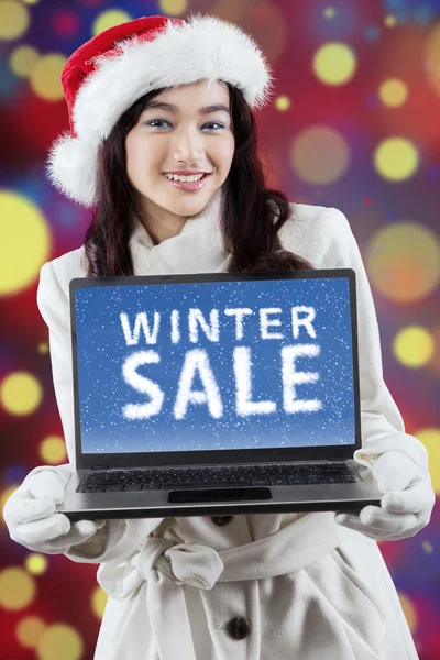 Flicka med en vinter försäljning text och bokeh bakgrund — Stockfoto