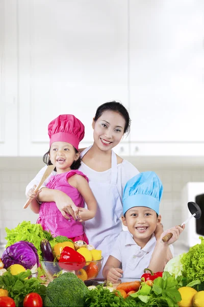 Lycklig familj förbereder en sallad — Stockfoto