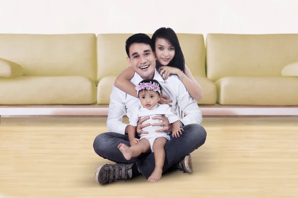 Ευτυχισμένη οικογένεια κάθεται στο πάτωμα στο σπίτι — Φωτογραφία Αρχείου