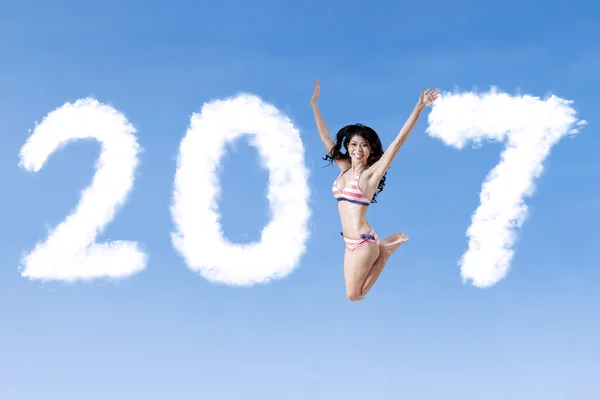 Mujer feliz saltando con 2017 —  Fotos de Stock