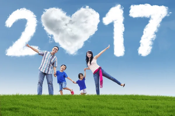 Famiglia gioiosa sul campo con numeri 2017 — Foto Stock