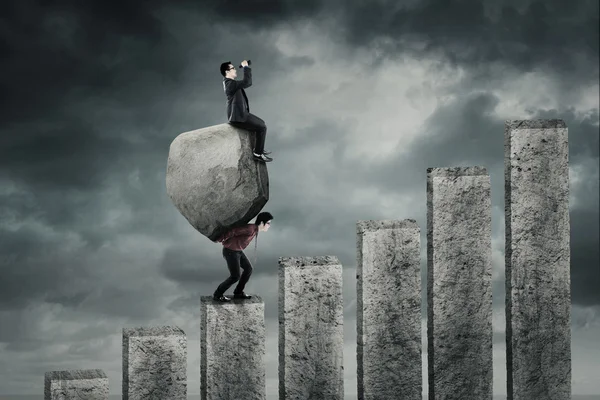 Hombre emprendedor con piedra en las escaleras — Foto de Stock