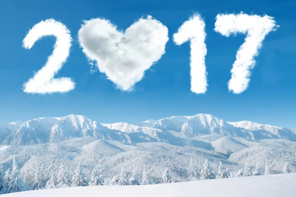 Número 2017 y corazón en el cielo — Foto de Stock