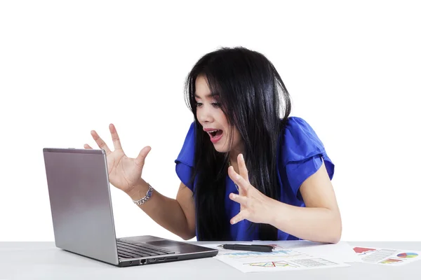 Förvånad kvinnlig arbetstagare med laptop — Stockfoto