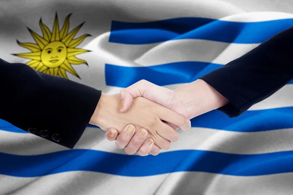 Два предпринимателя и флаг Уругвая — стоковое фото