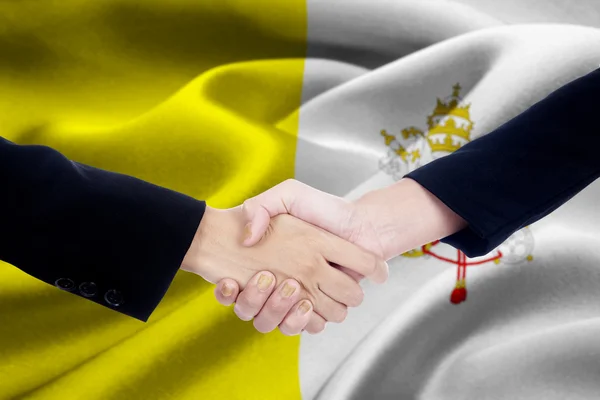 Dwie ręce biznesowych z flaga Watykanu — Zdjęcie stockowe