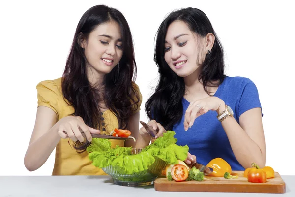 Duas mulheres fazem salada juntas — Fotografia de Stock