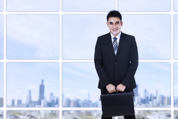 Young businessman with a briefcase — Stock Photo, Image