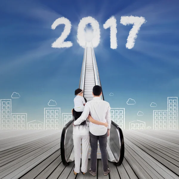 Jong gezin kijken naar nummer 2017 en roltrappen — Stockfoto