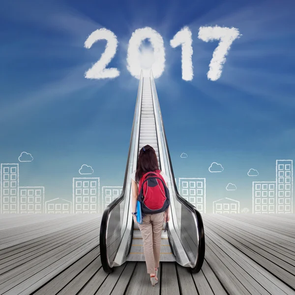 Genç kız öğrenci numaraları 2017 ve yürüyen merdiven — Stok fotoğraf