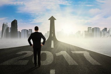 Yukarı ok ve 2017 bakarak işadamı 