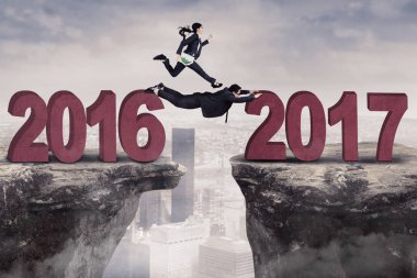 İşkadını 2017 doğru boşluk üzerinde çalışır.