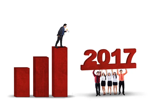 La gente de negocios construye gráfico con 2017 — Foto de Stock