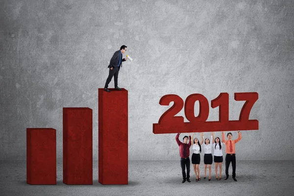 Business team raising financial graph 2017 — Stock Photo, Image