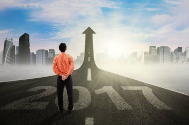 Yukarı oku yolda seyir girişimci