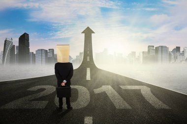 Ok ve 2017 ile sokakta duran girişimci