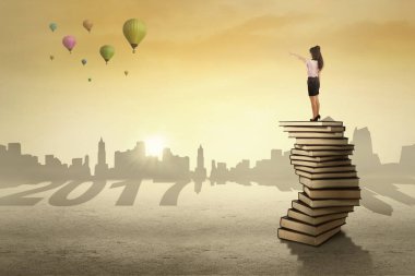 Kadın işçi 2017 kitaplarla tutuyoruz 