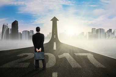 Gelecekteki 2017 giden yolda erkek işçi