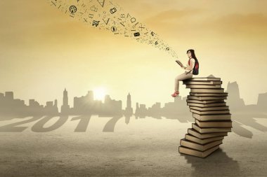 Öğrenci kitap 2017 ile oturan