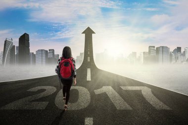 Ok ve 2017 ile sokakta yürürken öğrenci