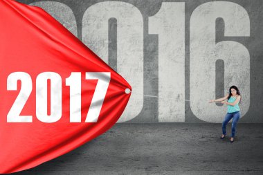Kırmızı bayrak 2017 ile çekerek kadın