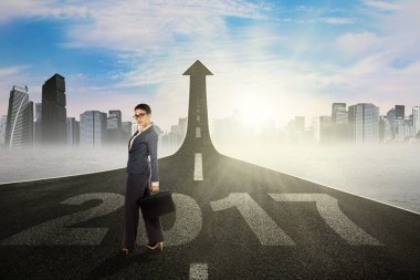 Sokak numarası 2017 ile duran kadın 