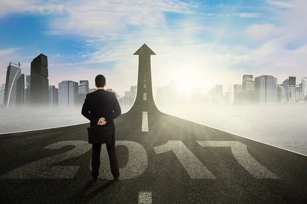 Male worker looking at upward arrow — Stock Photo, Image