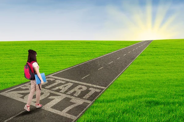 Estudiante caminando por la calle con 2017 — Foto de Stock