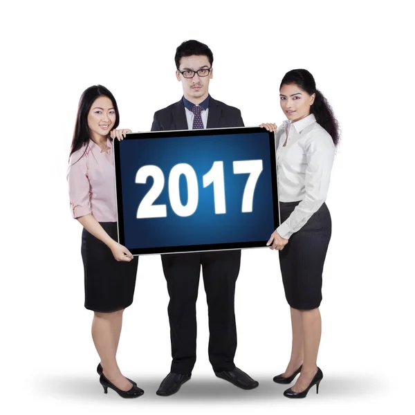Travailleurs debout avec 2017 sur le panneau d'affichage — Photo