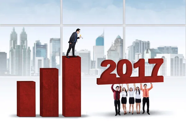 Workers trying to build graph with 2017 — Stock Photo, Image