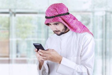 Arapça kişi ofis lobisinde mesajı okumak