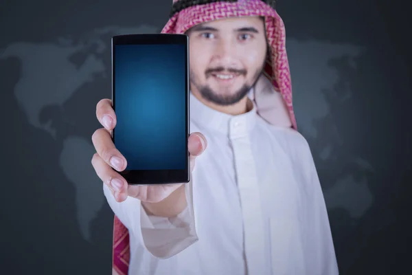 Arabe homme montrant smartphone — Photo