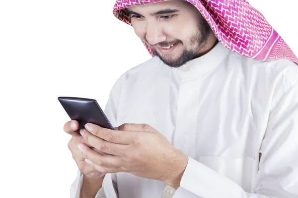 Arabian persona lee mensaje en el teléfono inteligente — Foto de Stock