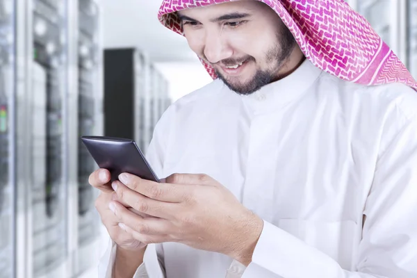 Arab személy használja a mobilját a szerver szobában — Stock Fotó