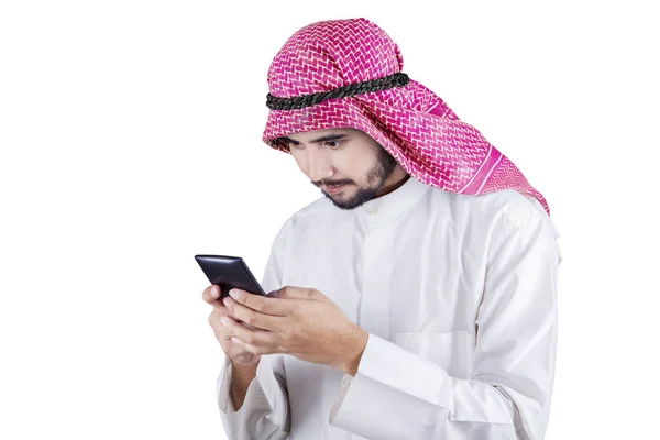 Arab vállalkozó használ smartphone stúdió — Stock Fotó