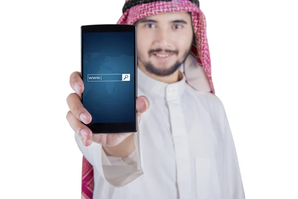 Arabe homme affichant www texte sur téléphone portable — Photo