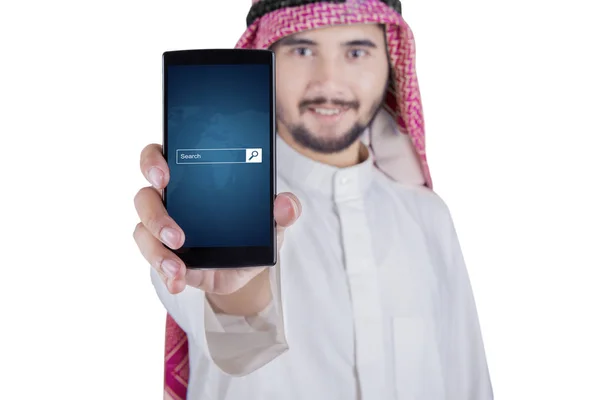 Arabe affichant la barre de recherche sur le téléphone portable — Photo