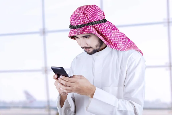 Arabe lit le message dans le hall de l'aéroport — Photo