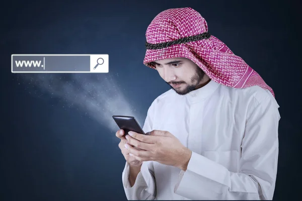 Arabic person with cellphone and www text — Stock Photo, Image