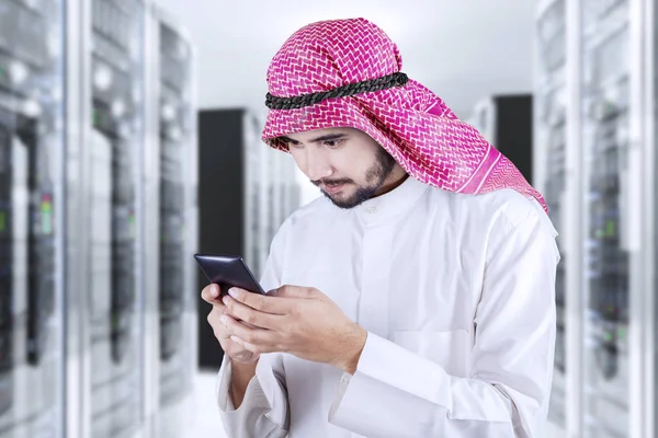 Arabe avec smartphone dans la salle des serveurs — Photo