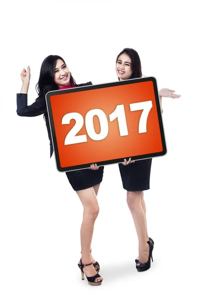 Bellissimi lavoratori con numeri 2017 su una tavola — Foto Stock