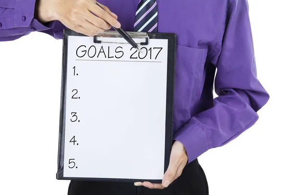 Businessman showing goal 2017 on the clipboard — Stock Photo, Image