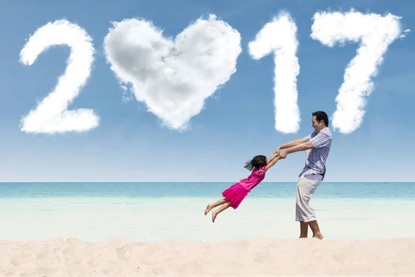 Menina e pai celebram o ano novo 2017 — Fotografia de Stock