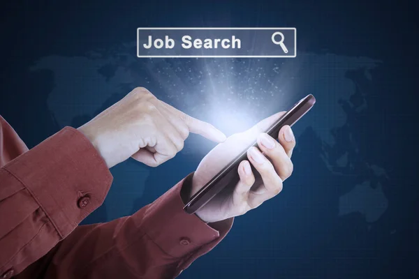 Mão com celular e barra de pesquisa de emprego — Fotografia de Stock