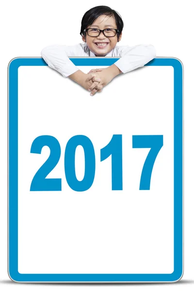 Pequeño niño sosteniendo el tablero con números 2017 —  Fotos de Stock