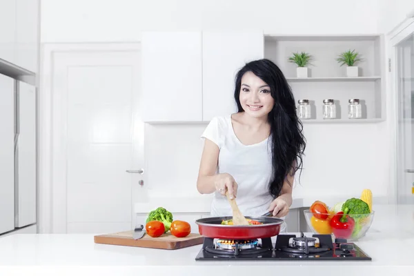 Mulher adorável cozinhar enquanto sorri — Fotografia de Stock