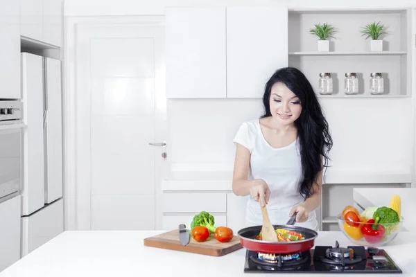 Szép ázsiai nő tűzhely főzés — Stock Fotó